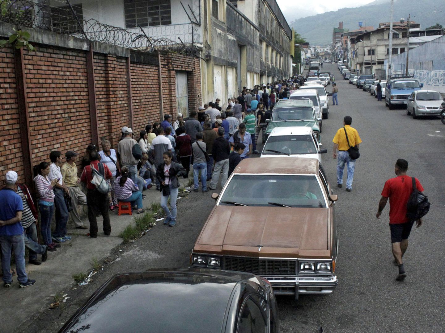 Cola de coches para repostar gasolina en San Cristóbal (Venezuela). (Reuters)