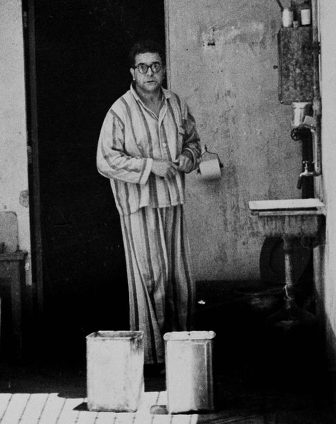 Ramon Mercader en el patio de la prisión. México, 1950. (Gtres)