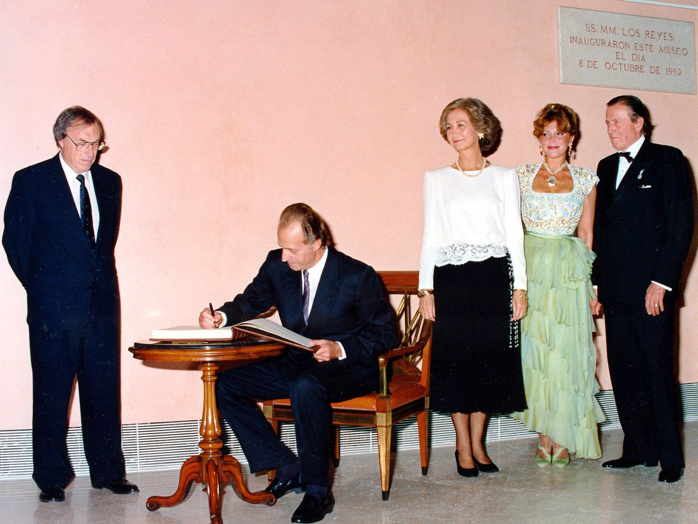  El rey Juan Carlos firma en el libro de visitas durante la inauguración del Thyssen, 8 de octubre de 1992 (Archivo fotográfico baronesa Thyssen-Bornemisza)