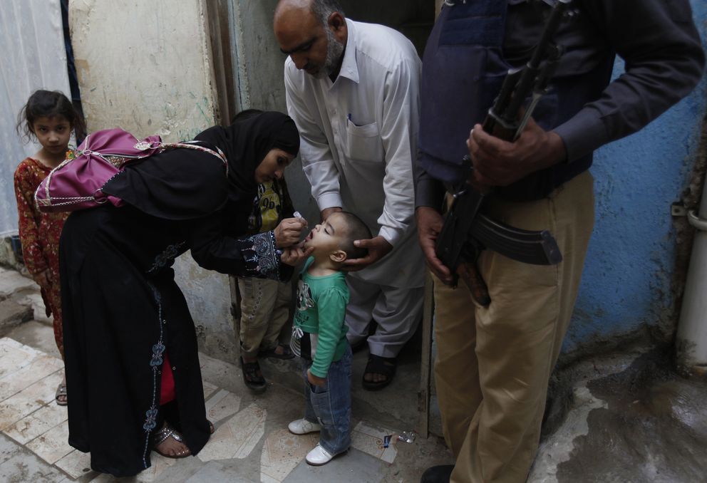 Una trabajadora sanitaria suministra la vacuna a un niño el pasado marzo en Karachi, Pakistán (Reuters).