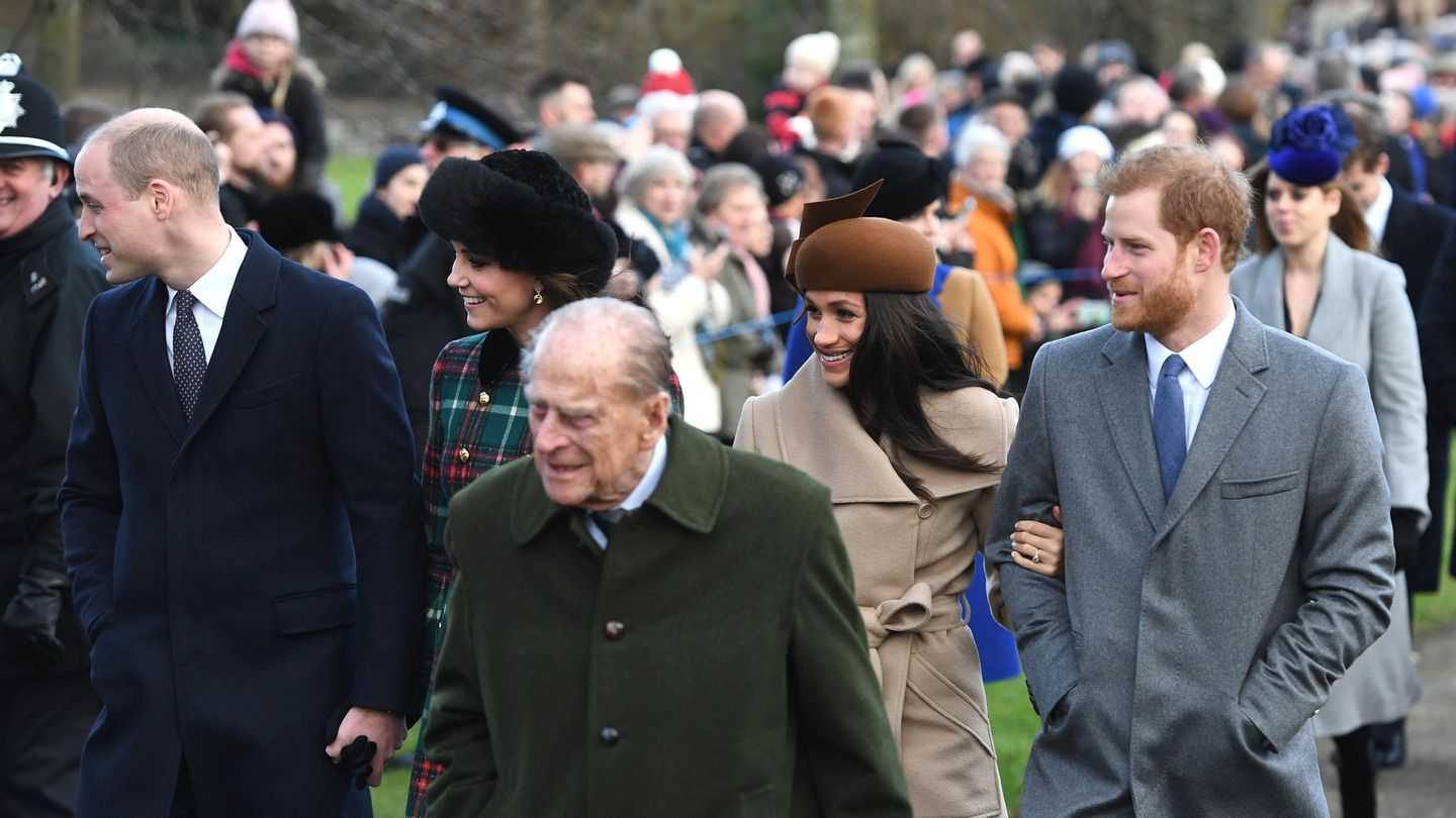 El duque de Edimburgo, junto a los príncipes Guillermo y Harry, Kate Middleton y Meghan Markle en 2017. (EFE)