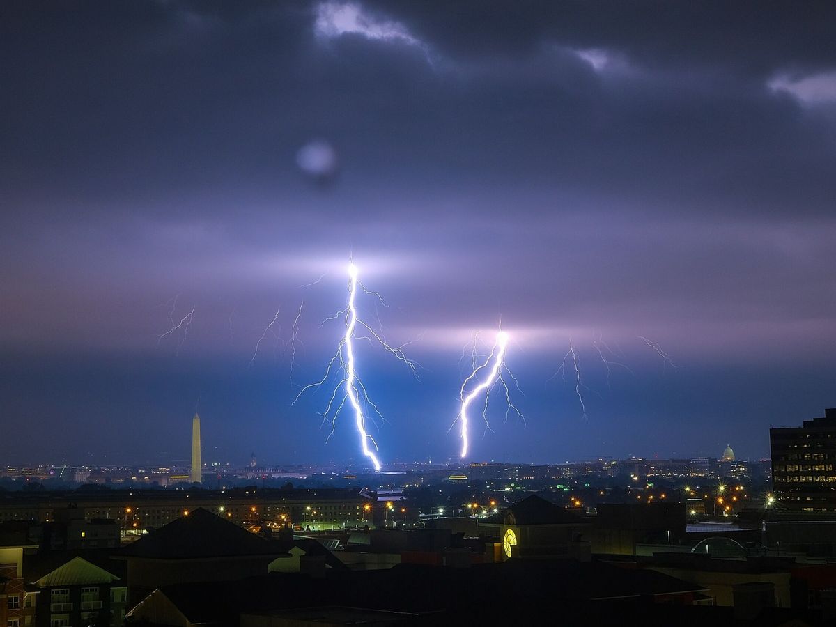 Foto: Los edificios son el lugar más seguro en caso de tormenta eléctrica (EFE EPA/Gamal Diab)