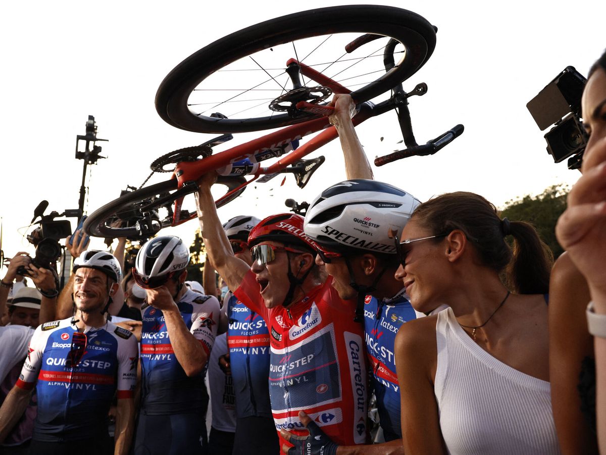 Foto: Evenepoel celebra la victoria en la Vuelta. (Reuters/Susana Vera)