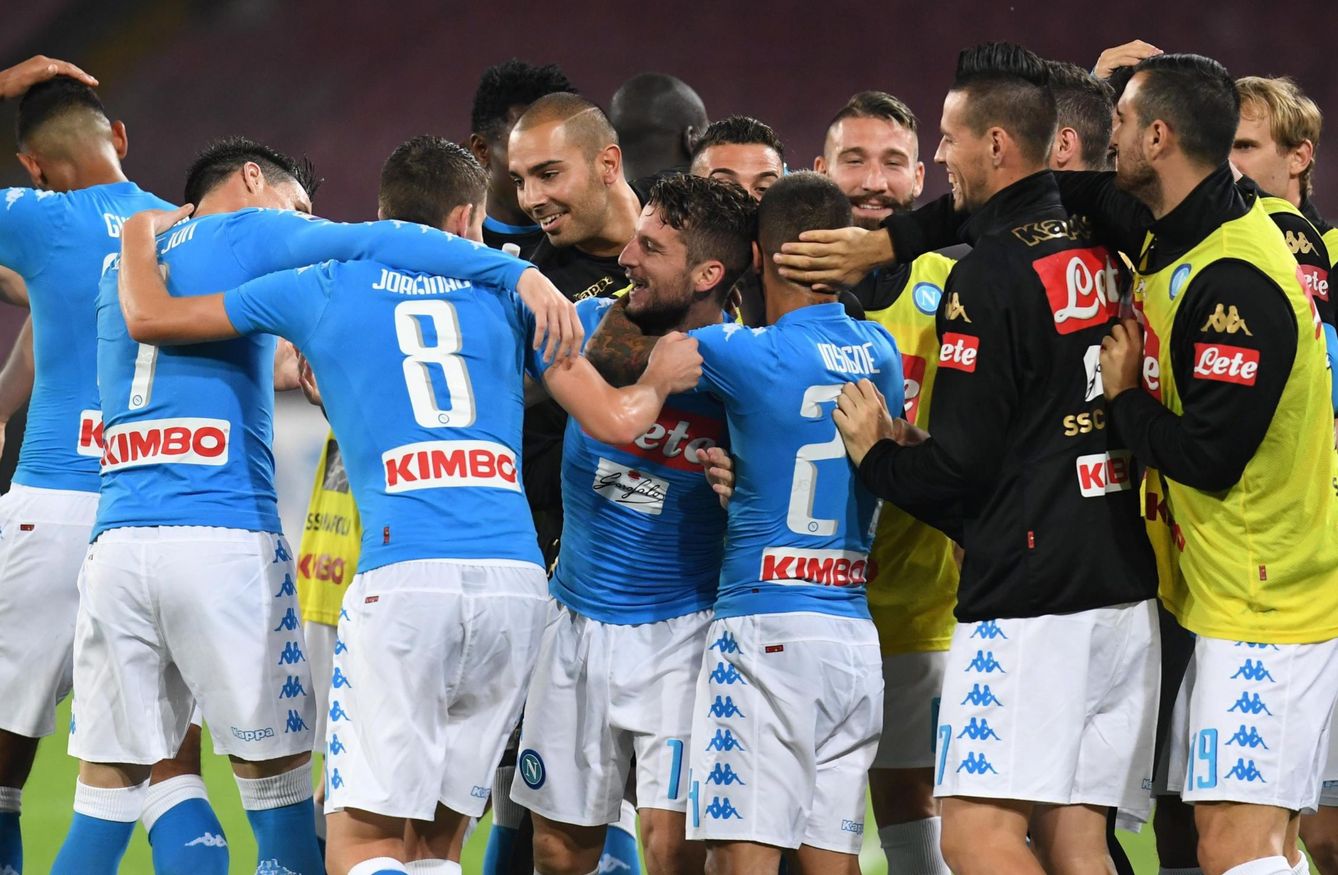 Jugadores del Nápoles con su clásica camiseta azul (EFE)