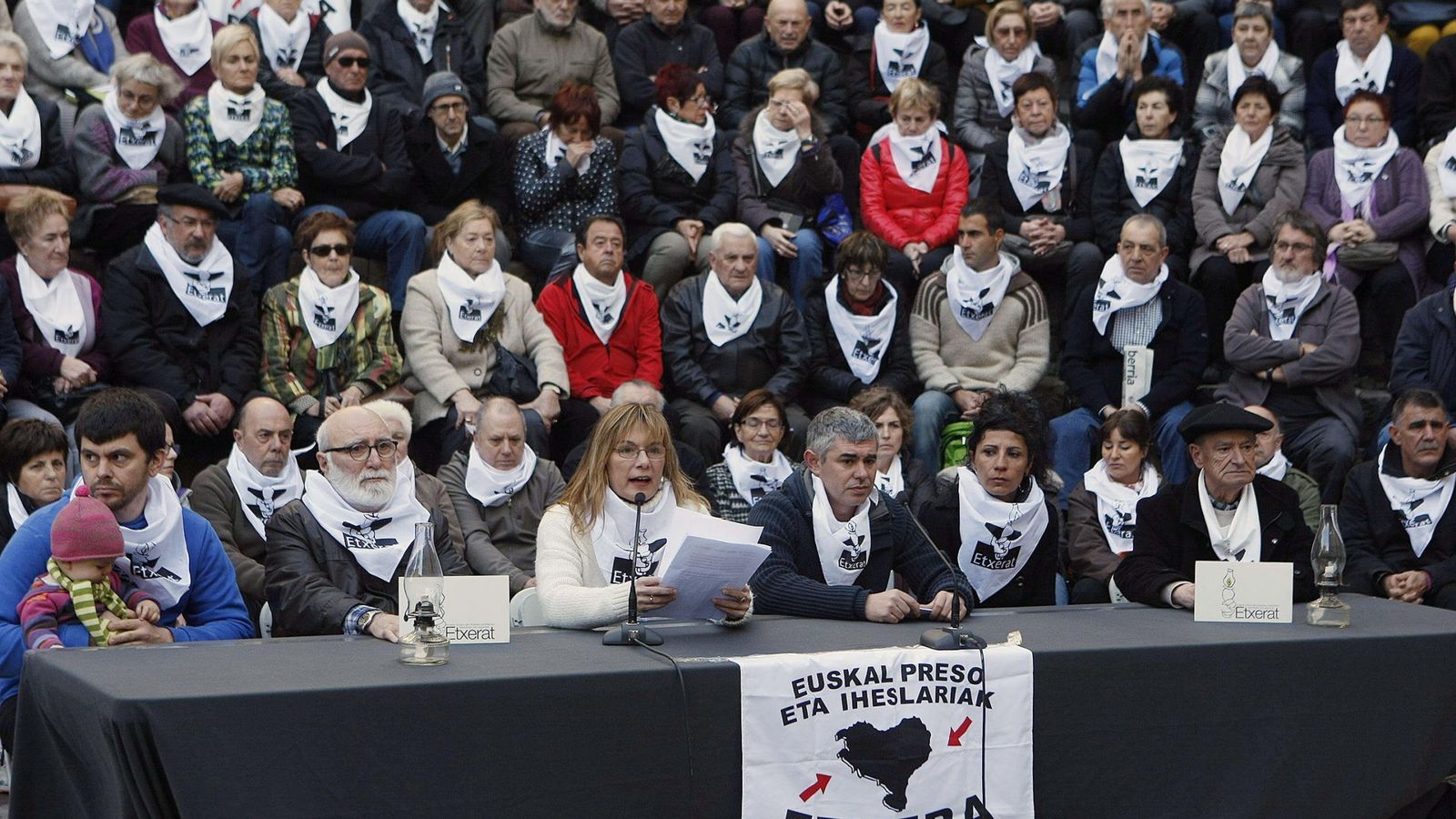 Foto: El colectivo de familiares de presos de ETA, Etxerat, durante una rueda de prensa. (Efe) 
