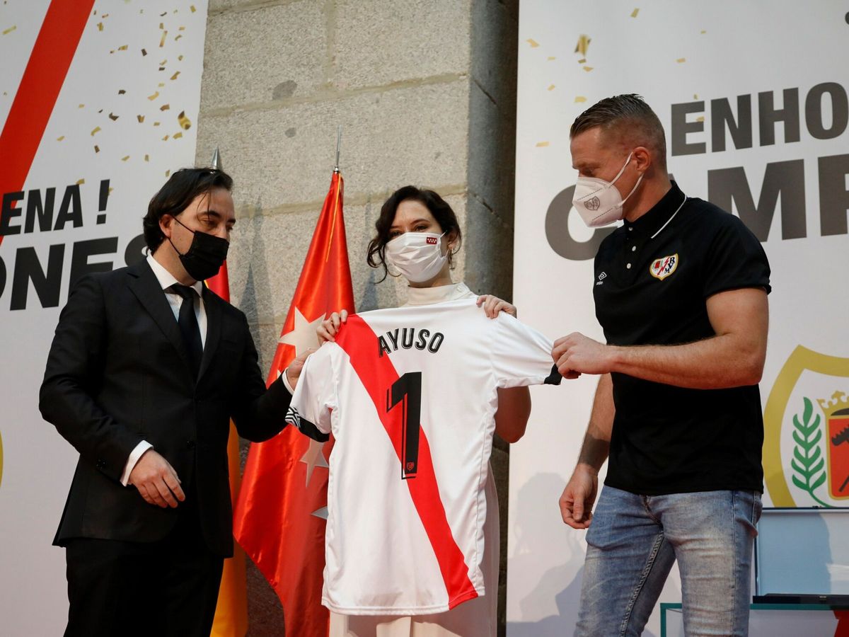 Foto: Isabel Díaz Ayuso, junto a Martín Presa y el jugador Alberto García, tras el ascenso del Rayo en junio de 2021. (EFE/David Fernández)
