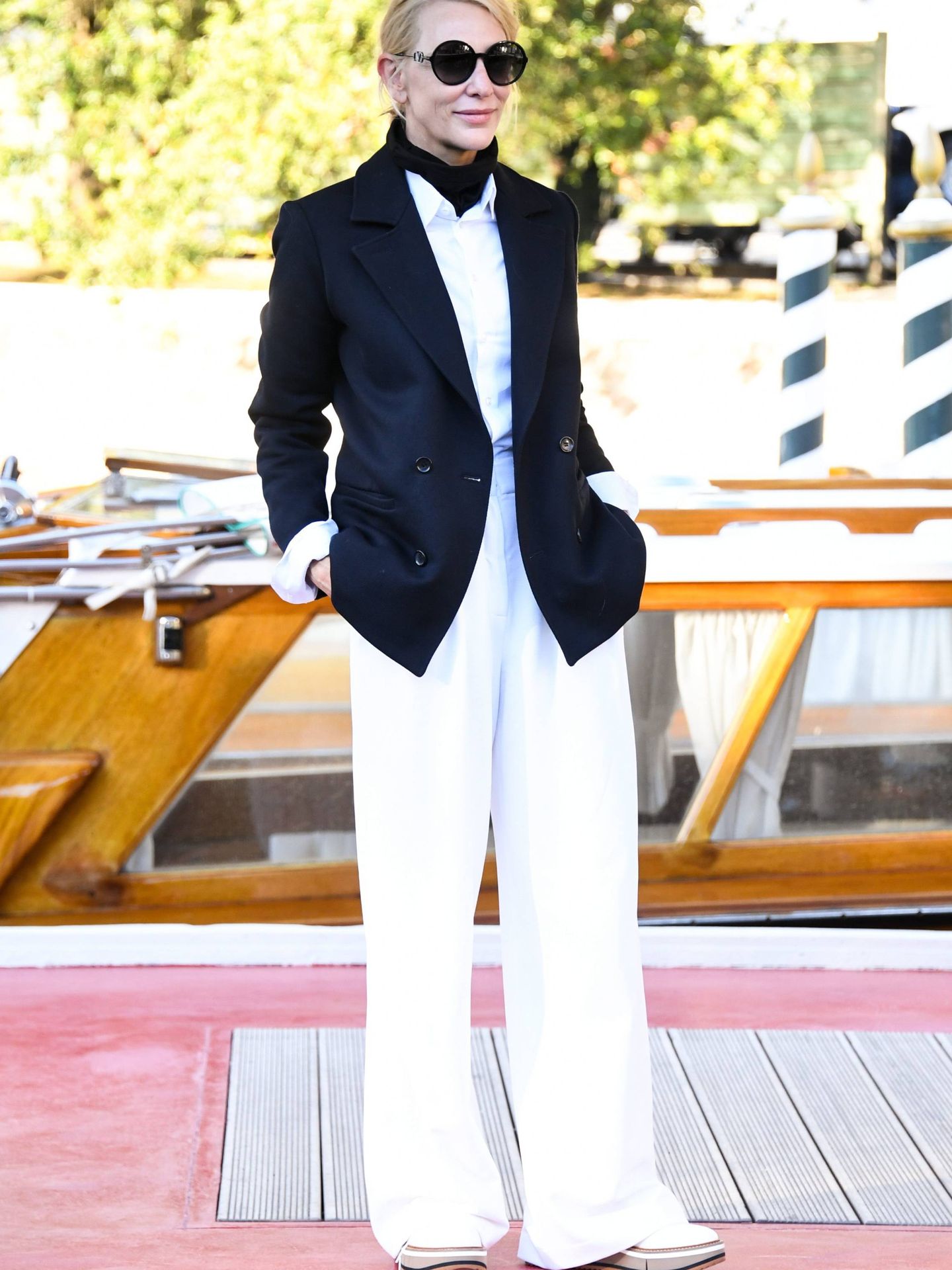El look navy de Cate Blanchett en Venecia. (Cordon Press)