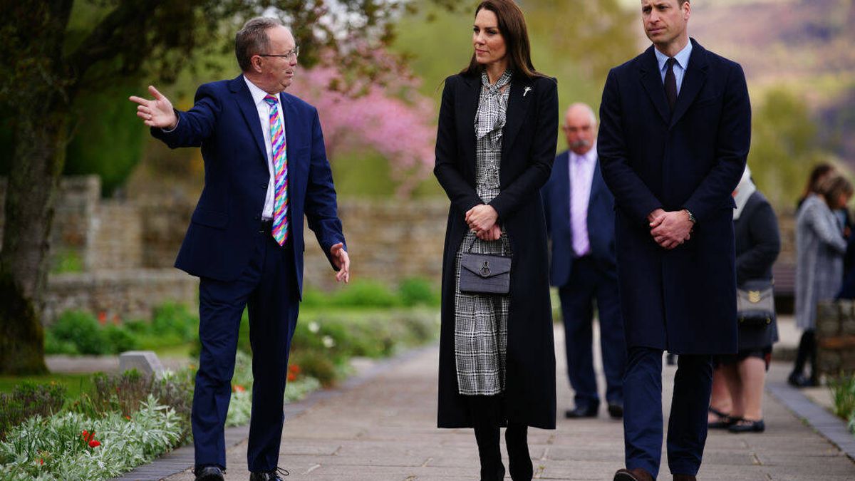 Kate Middleton, en el pueblo cuya tragedia conmocionó a Isabel II: look Zara y el "robo" de su bolso