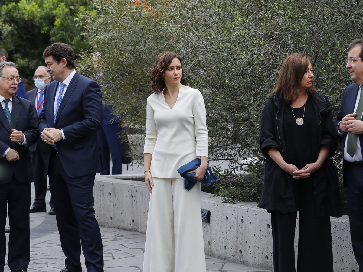 Foto: La presidenta de la Comunidad de Madrid, Isabel Díaz Ayuso (c), entre varios líderes autonómicos. (EFE/Elvira Urquijo)
