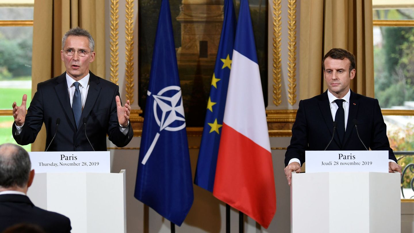 Macron junto al secretario general de la OTAN. (Reuters)