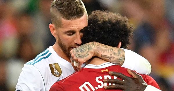 Foto: Sergio Ramos dando un abrazo a Mo Salah tras su lesión. (EFE)