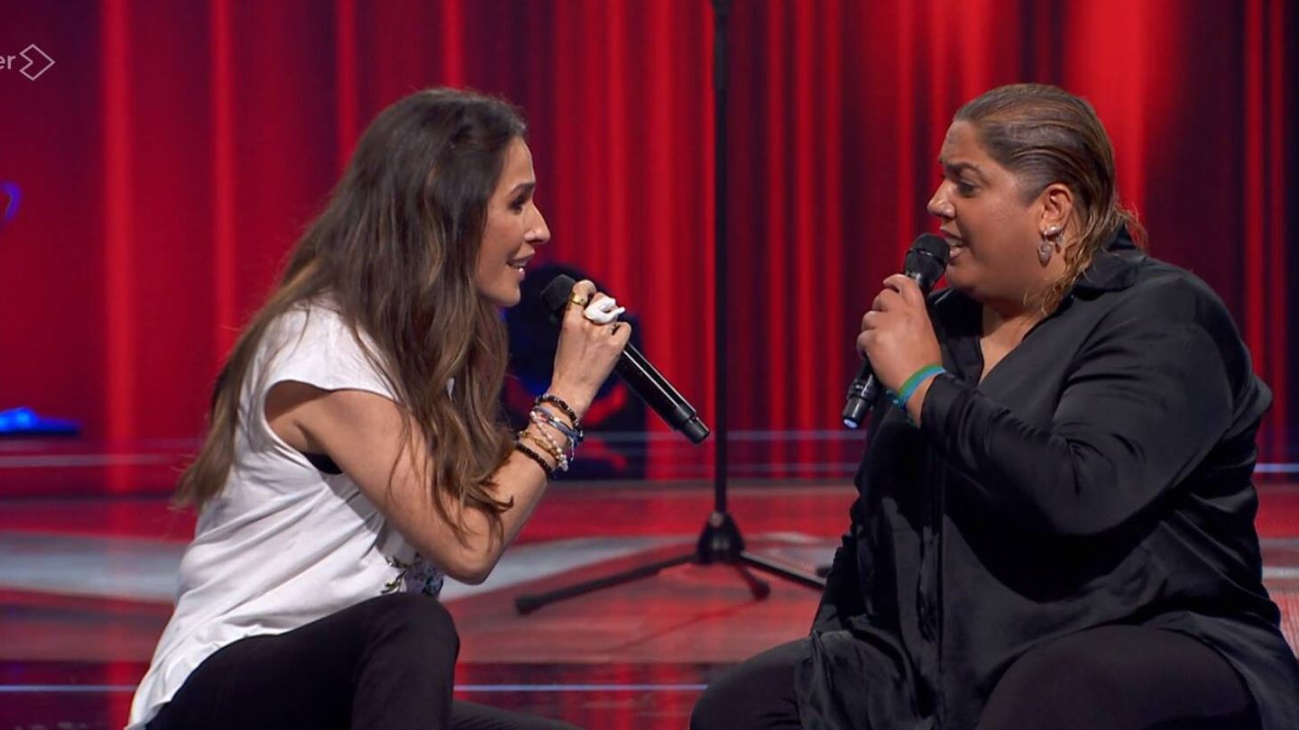 Malú y 'La Negri' cantan a dúo en 'La voz'. (Atresmedia Televisión)