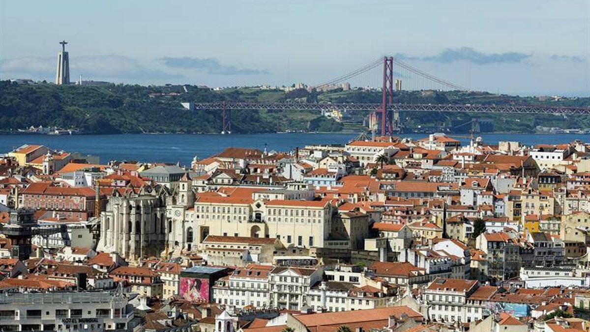 Los bufetes españoles revitalizan la conquista de Portugal con fichajes e integraciones