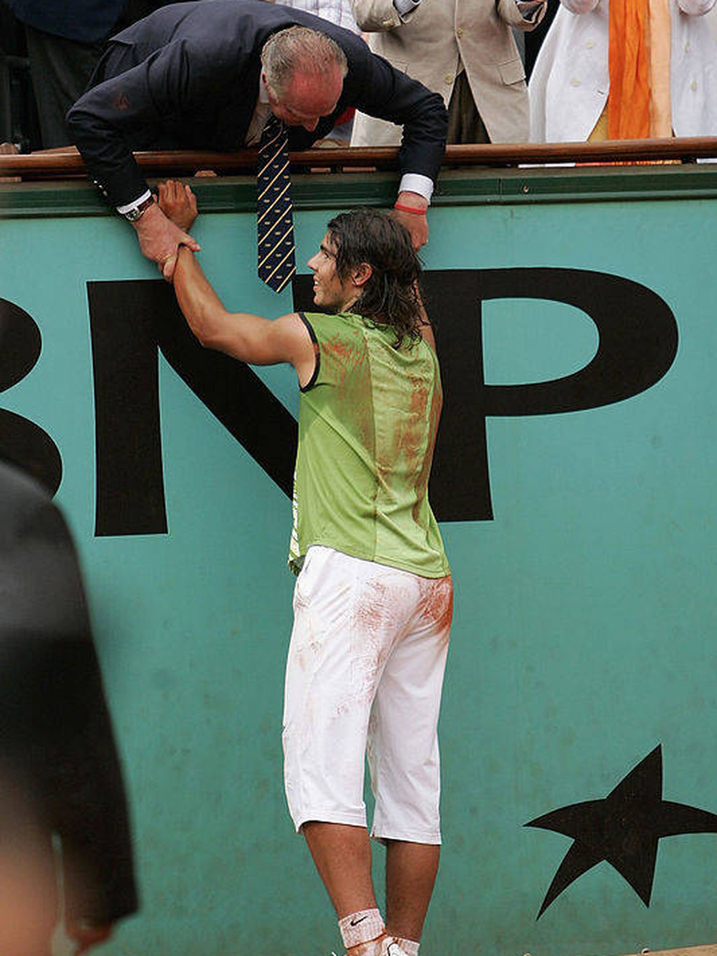 El rey Juan Carlos felicitando a Nadal tras ganar Roland Garros en 2005. (Getty)