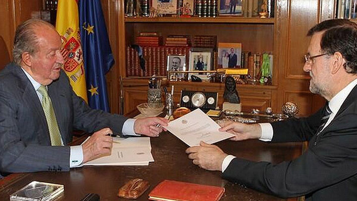El Rey entrega a Mariano Rajoy el documento de la abdicación (Twitter: Casa Real)