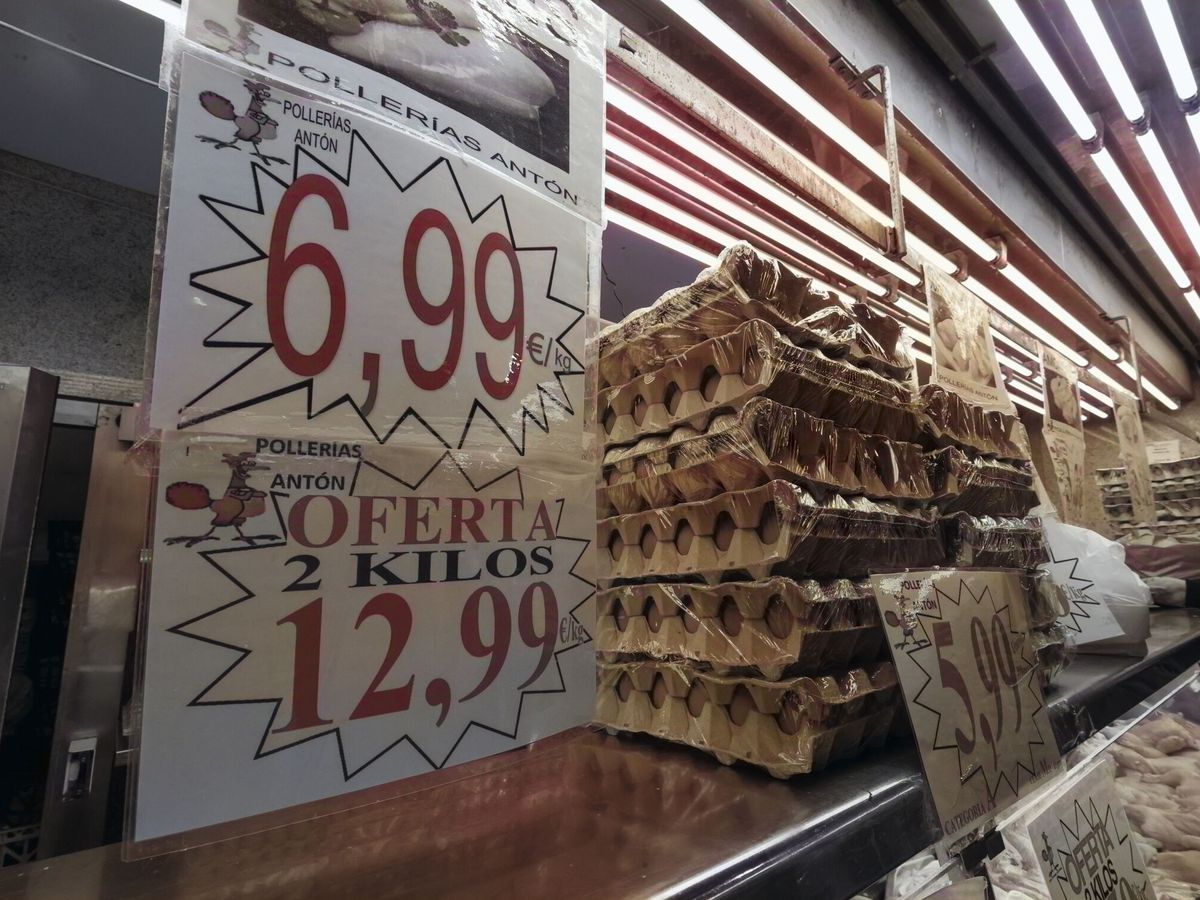Foto: Carteles de precios en puestos de un mercado. (EFE/Javier Lizón)