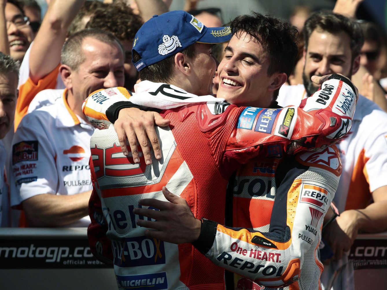 Marc Márquez y Jorge Lorenzo compartirán equipo la próxima temporada en Honda. (EFE)
