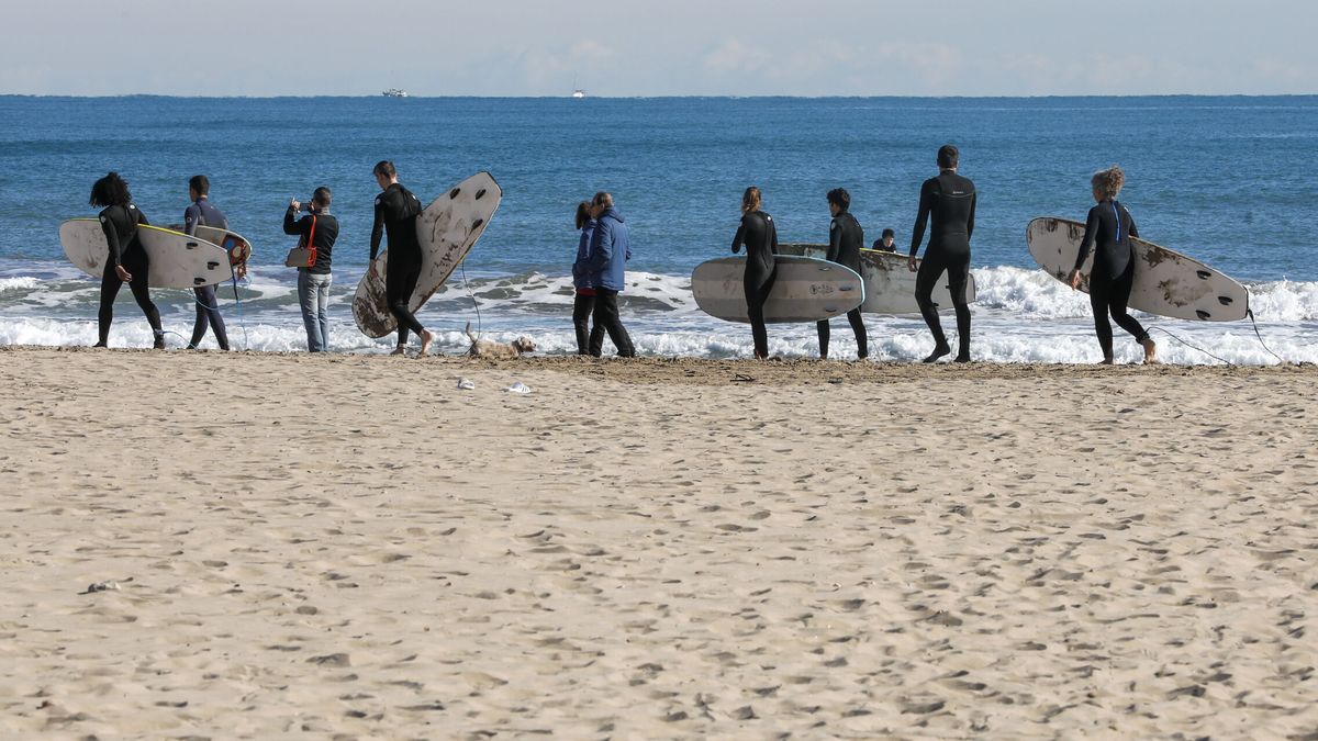 Un grupo de surferos rescata a una joven en la playa de Santa María del Mar de Cádiz