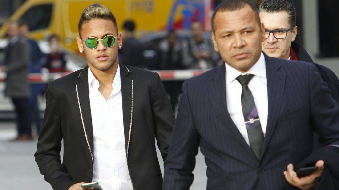 Neymar, junto a su padre, a la salida de la Audiencia Nacional. (EFE)