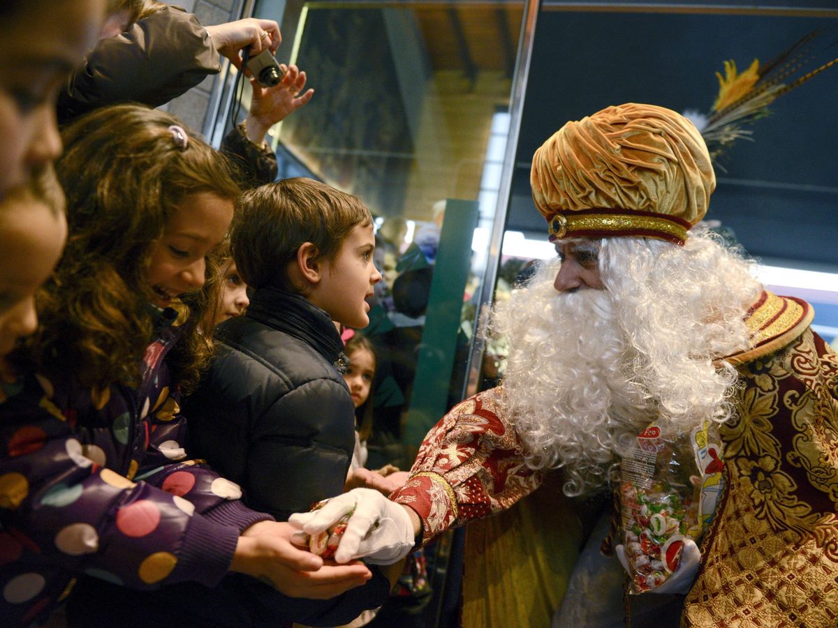 Foto: Los Reyes Magos visitarán a los niños en su propia casa por el coronavirus (EFE/Brais Lorenzo)