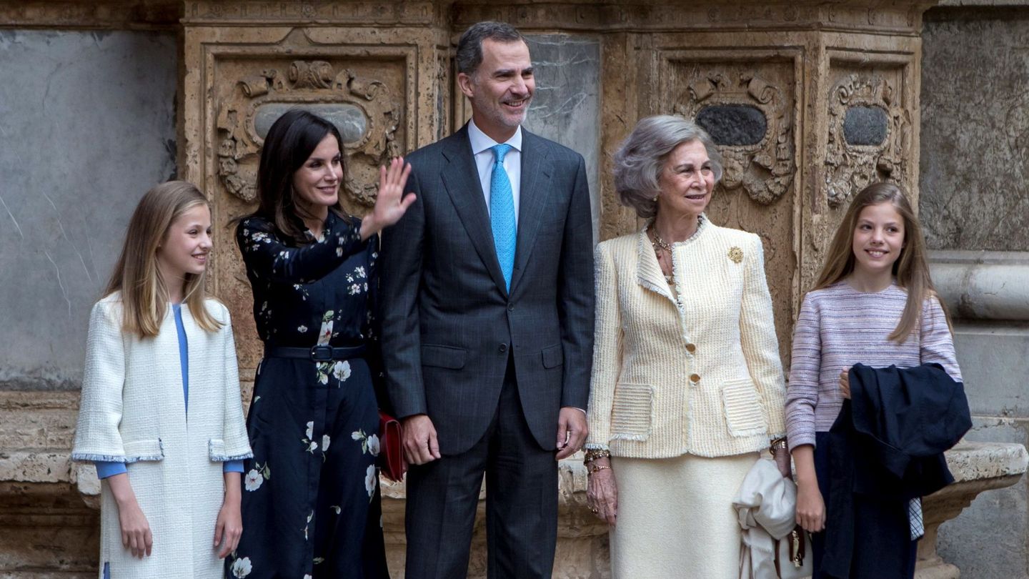 Felipe VI, Letizia y sus hijas, con la reina Sofía en la catedral de Palma de Mallorca en 2019. (EFE/Lliteres)