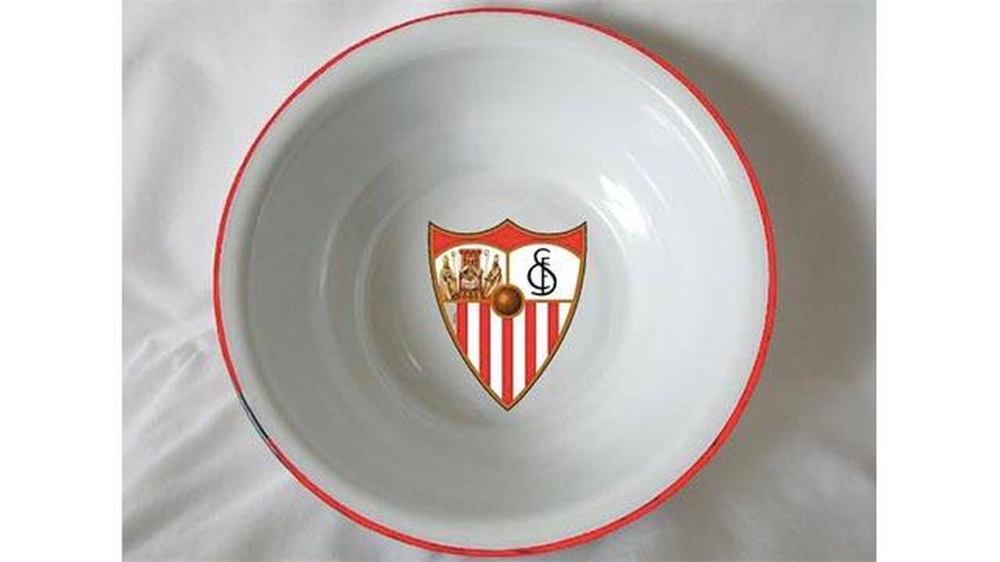Palangana con el escudo del Sevilla FC (Twitter)
