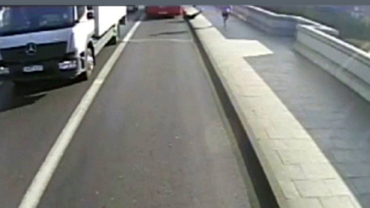 Detenido el 'runner' que lanzó a una mujer contra un autobús en Londres