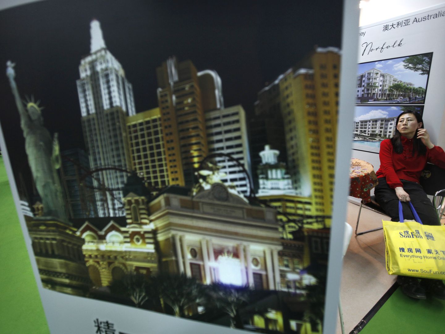 Una mujer en una feria inmobiliaria en Pekín que promover inversiones en el extranjero (Reuters). 