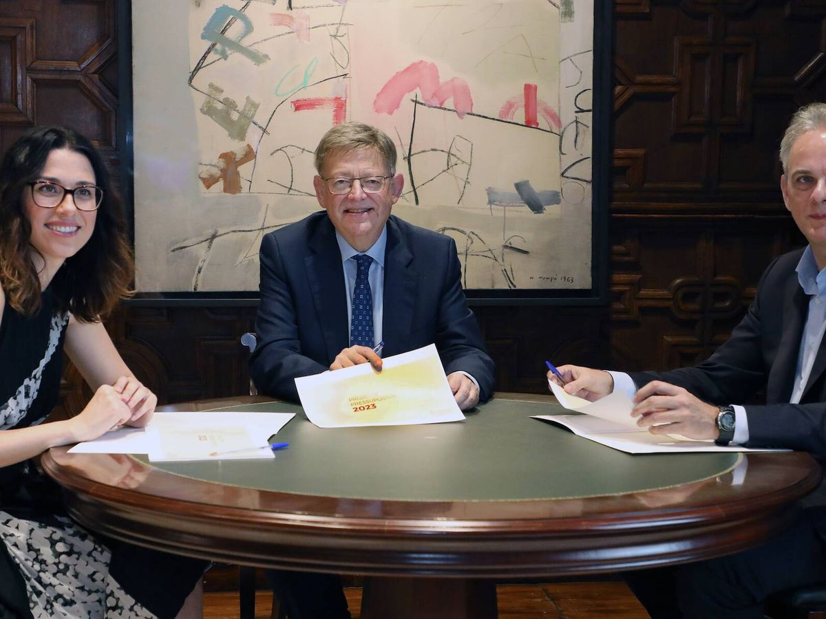 Foto: Aitana Mas, Ximo Puig y Héctor Illueca escenifican el acuerdo de presupuestos de la Generalitat para 2023. 
