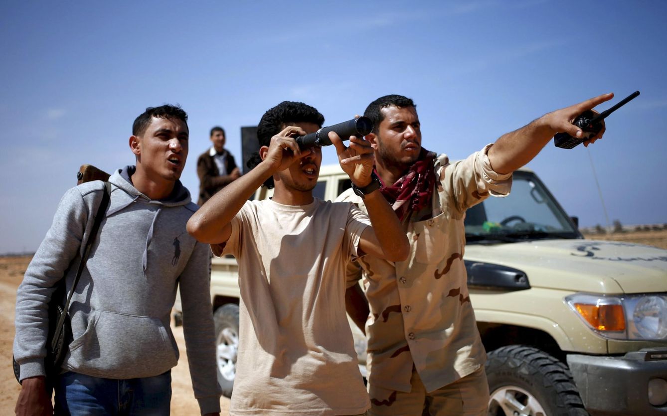 Milicianos de la alianza Libya Dawn observan posiciones del ISIS cerca de Sirte, en marzo de 2015 (Reuters). 