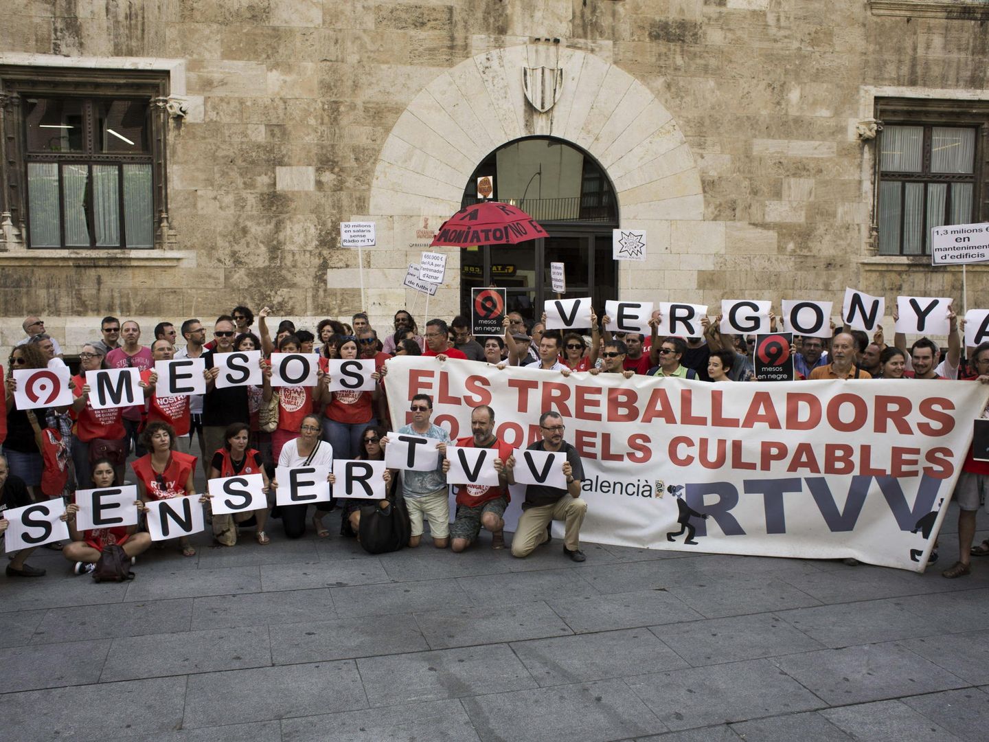 Las protestas frente el Palau de la Generalitat han sido constantes durante los últimos tres años. (EFE)