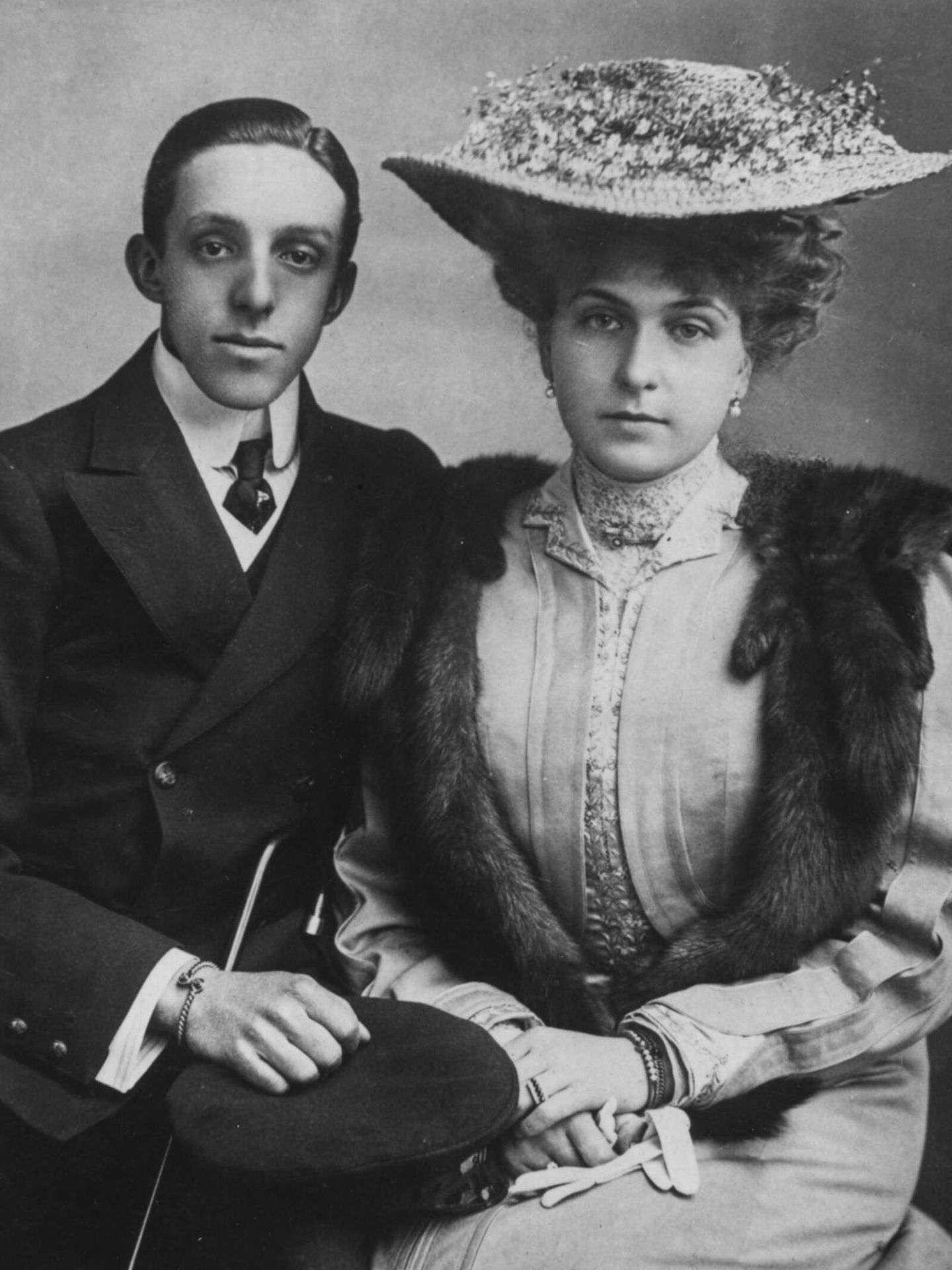 El rey Alfonso XIII, junto a la reina Victoria Eugenia. (Getty)