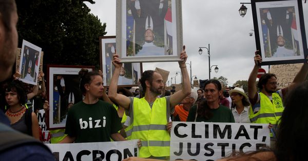 Foto: Protestas contra la cumbre del G-7 en Baiona con una manifestación con los retratos oficiales de Macron boca abajo. (EFE)