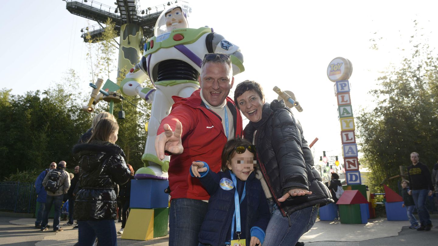 Eva Hache, su marido y su hijo disfrutan de Disneyland Paris.