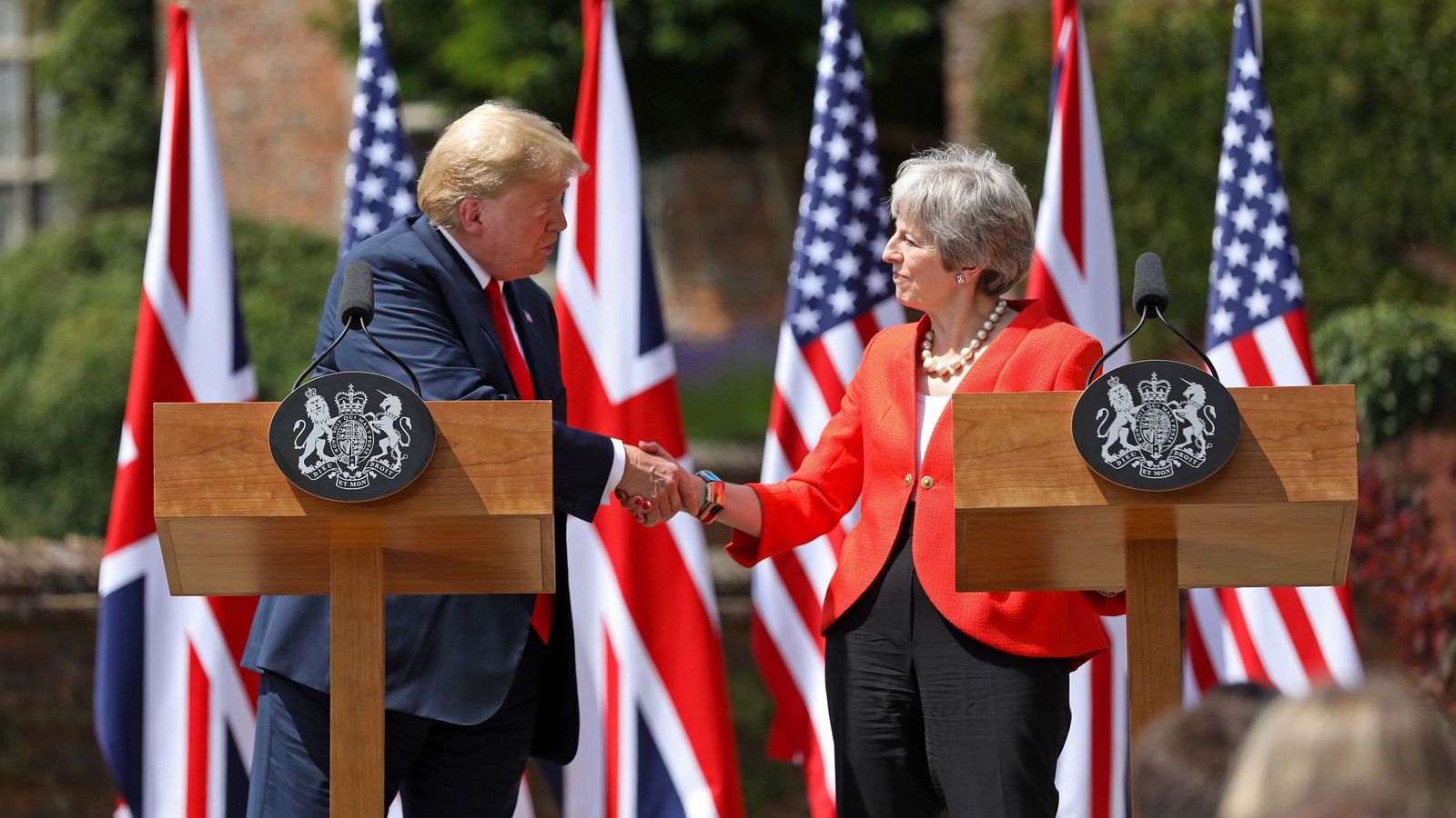 Foto: Donald Trump estrecha la mano de Theresa May durante la rueda de prensa conjunta. (EFE)
