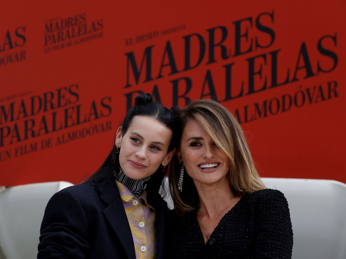 Foto:  Las actrices Penélope Cruz y Milena Smit. (EFE/Emilio Naranjo)