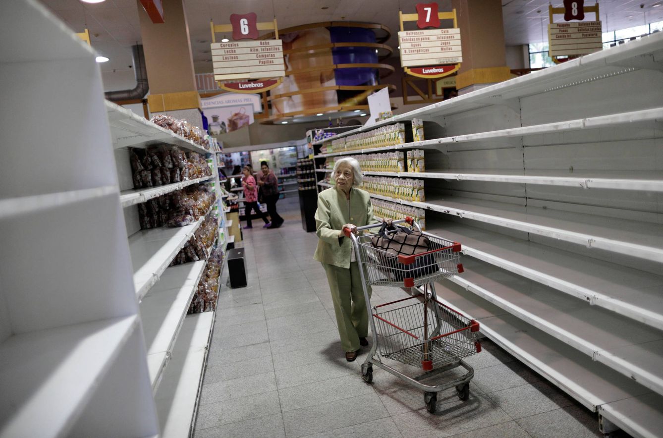 Venezolanos en un supermercado de Caracas. (Reuters)