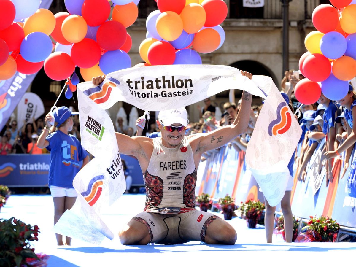 Foto: El triatleta Diego Paredes al ganar el triatlón de Vitoria en 2015 (EFE)