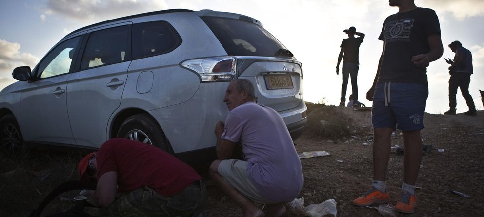 Foto: Israelíes se protegen durante un ataque con misiles desde la Franja en Sderot, en la frontera con Gaza (Reuters).