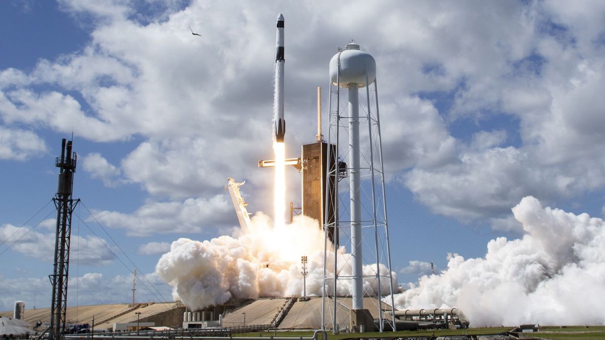 La nave Crew-5 de la NASA y SpaceX llega a la Estación Espacial y se acopla con éxito