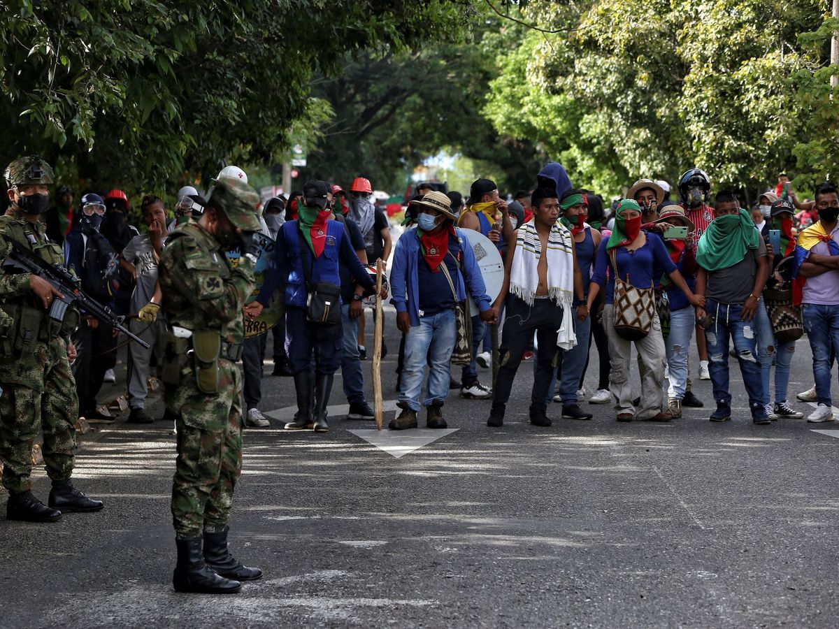 Foto: Soldados prestan seguridad en medio de una manifestación de indígenas en Cali (Colombia). (EFE) 