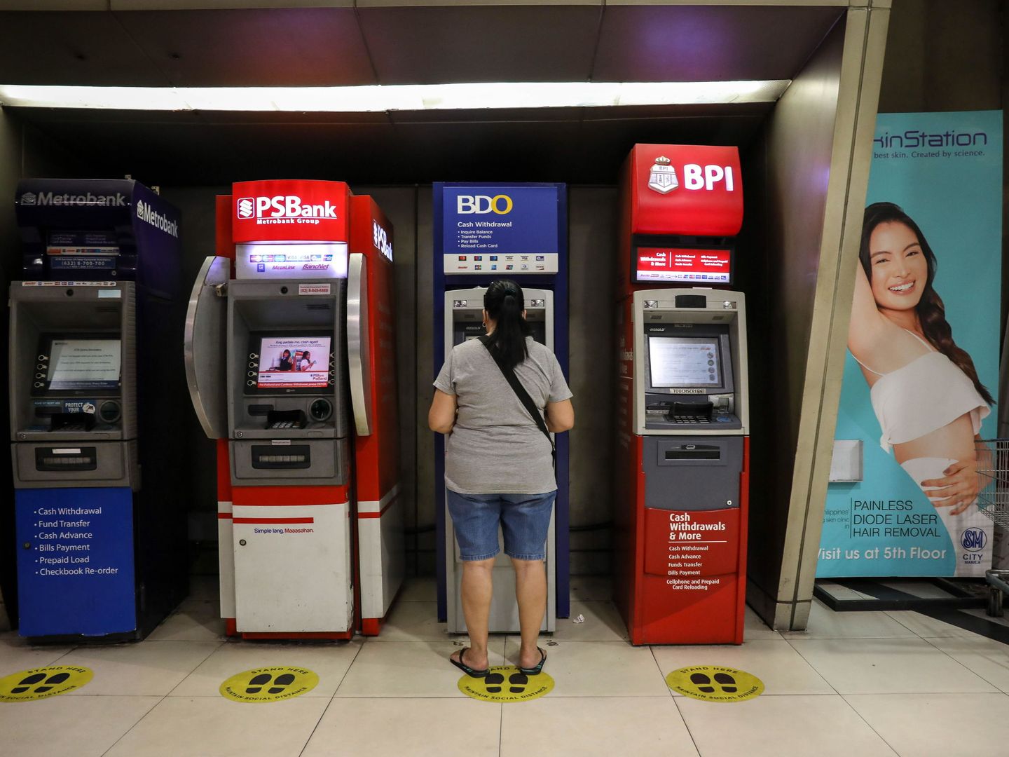 Una mujer saca dinero de un cajero. (Reuters)