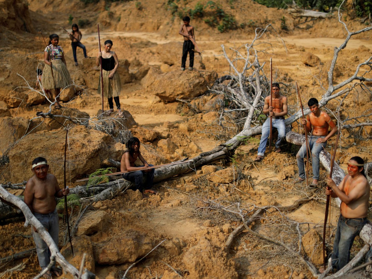 Indígenas de la tribu Mura muestran una de las áreas deforestadas sin marcar dentro de la selva amazónica cerca de Humaita, en Amazonas, Brasil. (Reuters)
