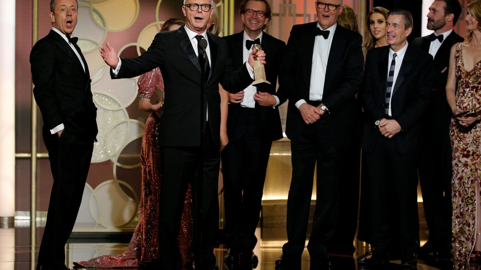 Foto: Peter Morgan y Stephen Daldry recogen el Globo de Oro a la mejor serie dramática, 'The Crown'. 