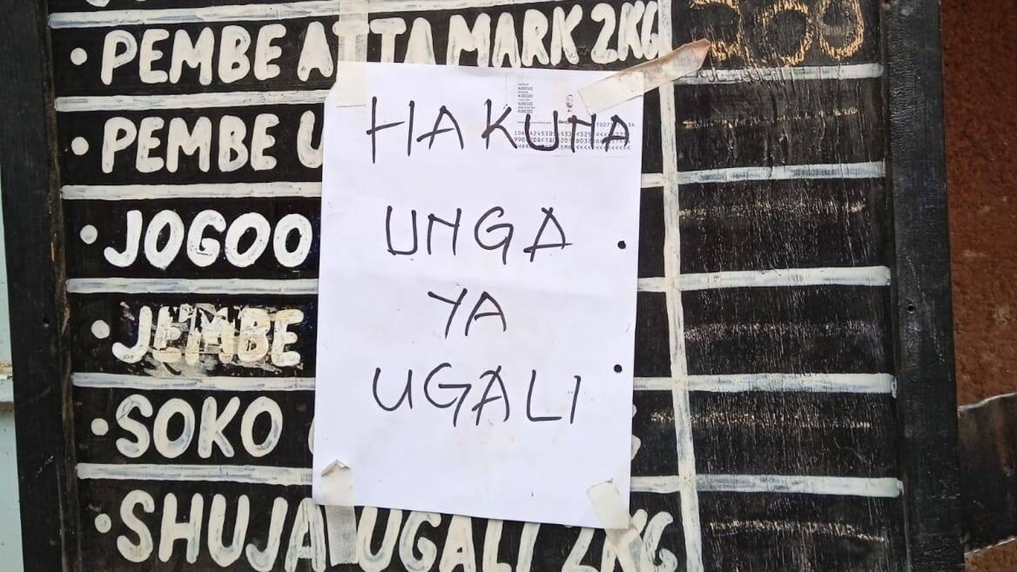 Un menú a las afueras de un restaurante en Kibera avisa a los ciudadanos en suajili. (D.S.)