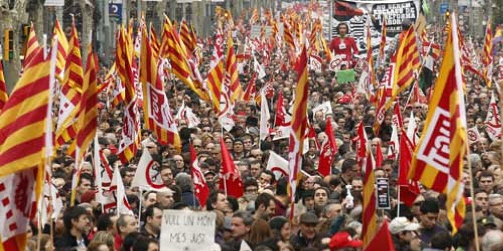 Foto: CiU usó la manifestación para repartir folletos sobre “el expolio español”