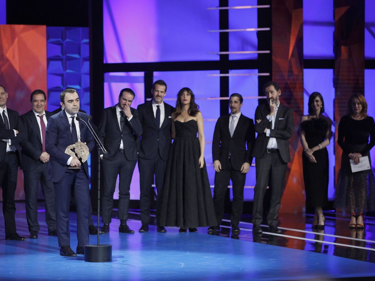 Foto: El equipo de 'La trinchera infinita' recoge el Premio Forqué a Mejor Película. (Efe)