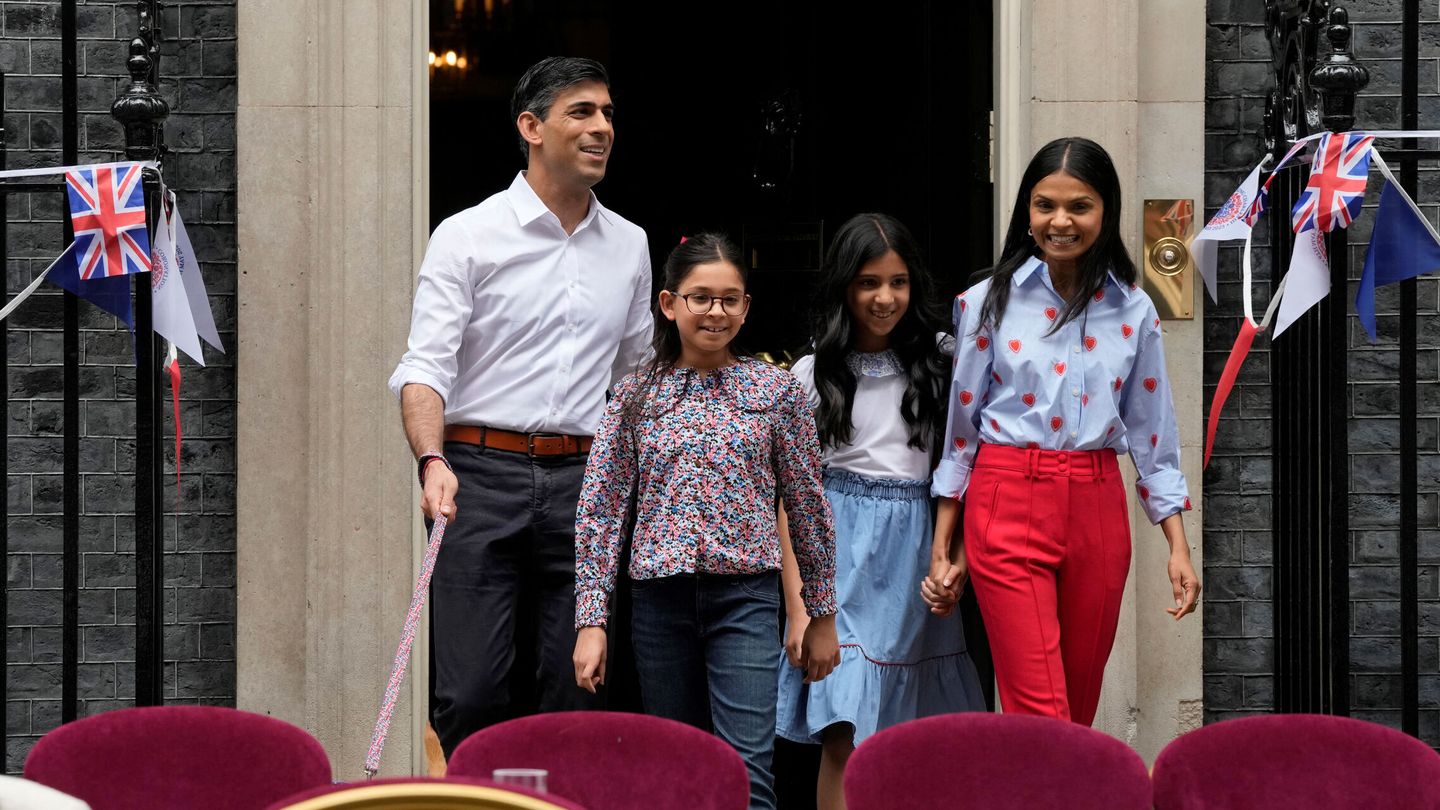 Rishi Sunak y Akhasata Murty, junto a sus pequeñas ejercen de anfitriones en Downing Street para el gran almuerzo. (Reuters)