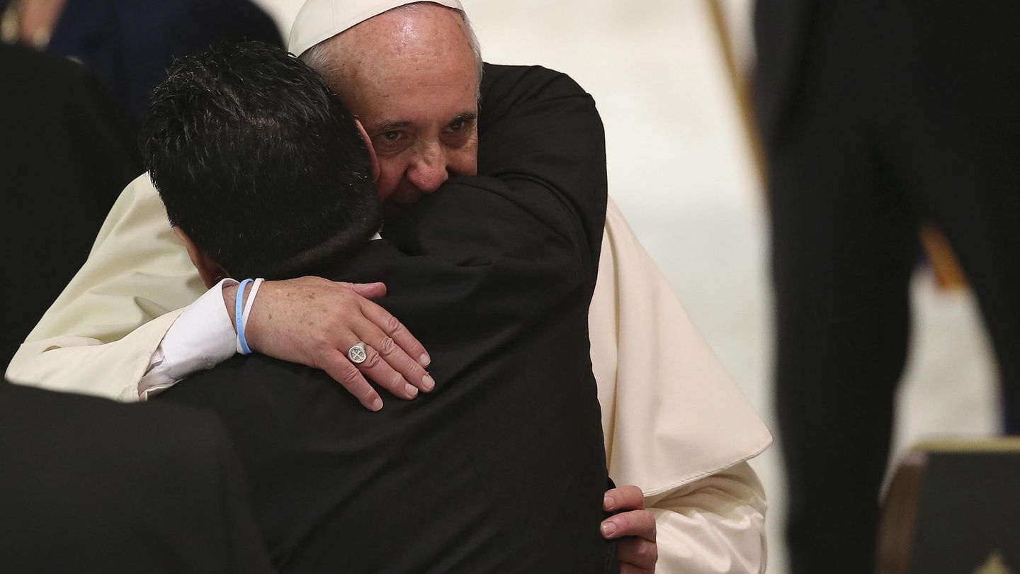 Maradona se abraza al papa Francisco en el Vaticano. (Reuters)