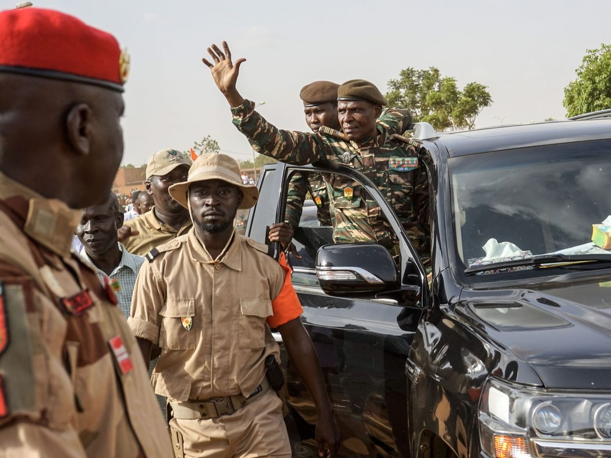 Foto: El coronel Ibroh Amadou Bacharou saluda en una manifestación contra el ejército francés en Níger. (EFE/EPA/Issifou Djibo)